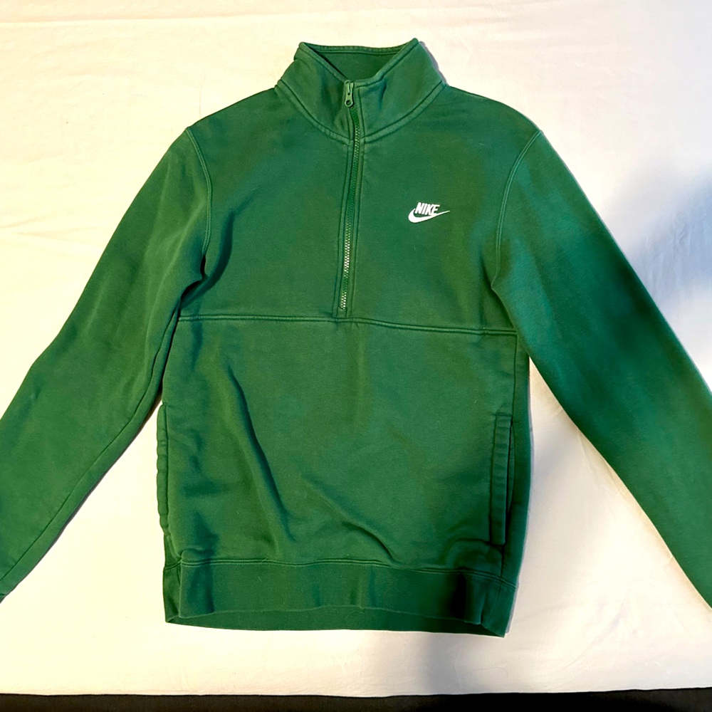 Gently used men’s Nike pullover in size small in the color green.